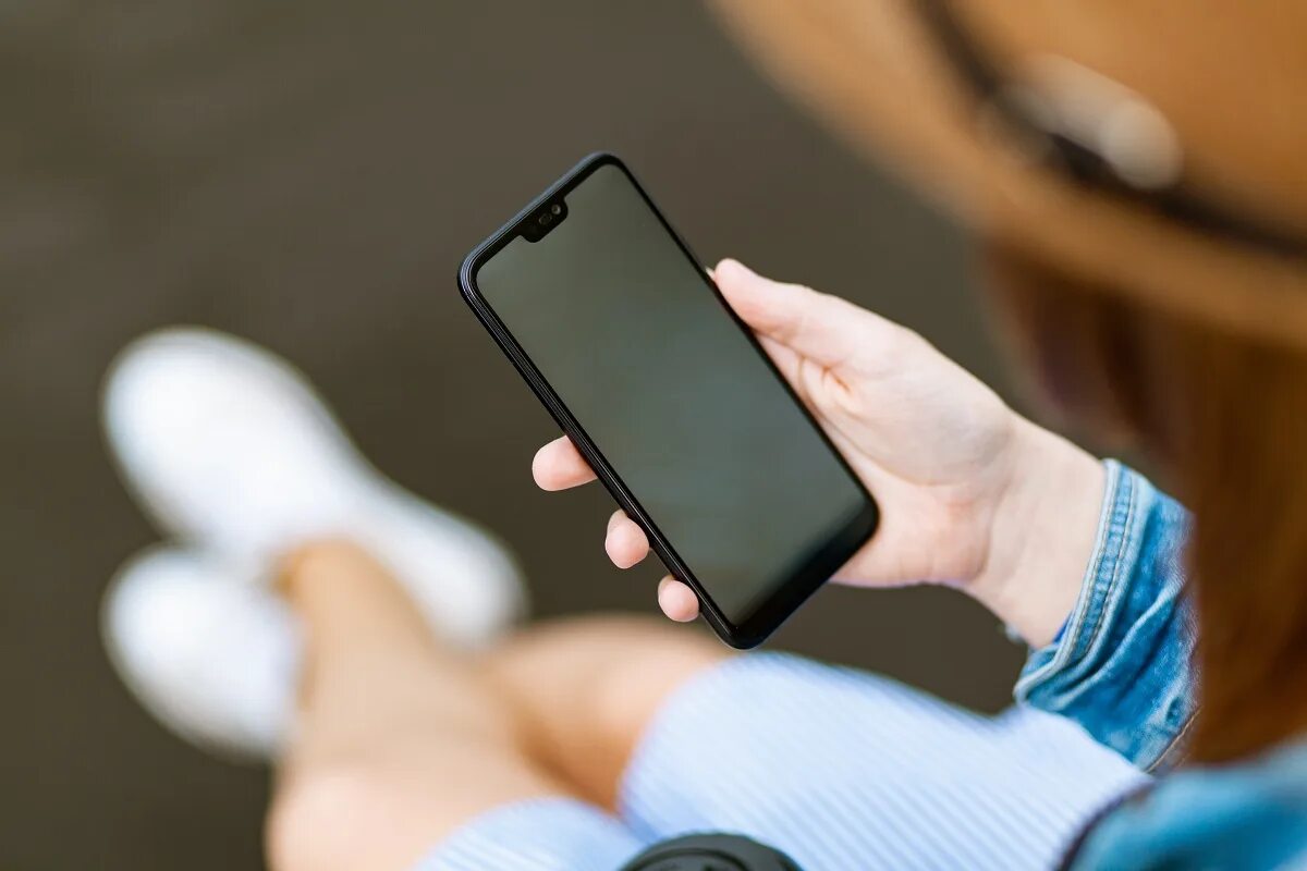 Со смартфона. Смартфон в руке. Человек со смартфоном в руке. Телефон ру. Сотовый телефон в руке.