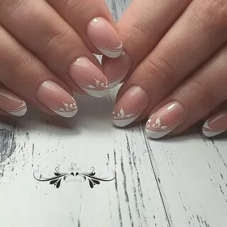 Красивый френч на короткие ногти с рисунком