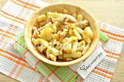 Жареная картошка с курицей и сыром
