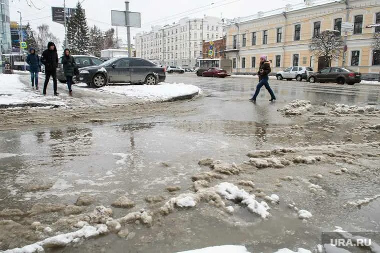 Бутырка тает тает на дороге грязный. Лужи после снега. Буря в луже. Снег и лужи. Грязный мокрый снег.