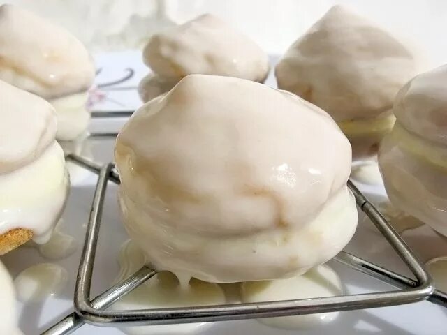 помадка для торта белая. помадка для кулича из сахарной пудры. сахарная пудра и молоко. глазурь для кулича из сахарной пудры и молока. молочная сахарная глазурь.