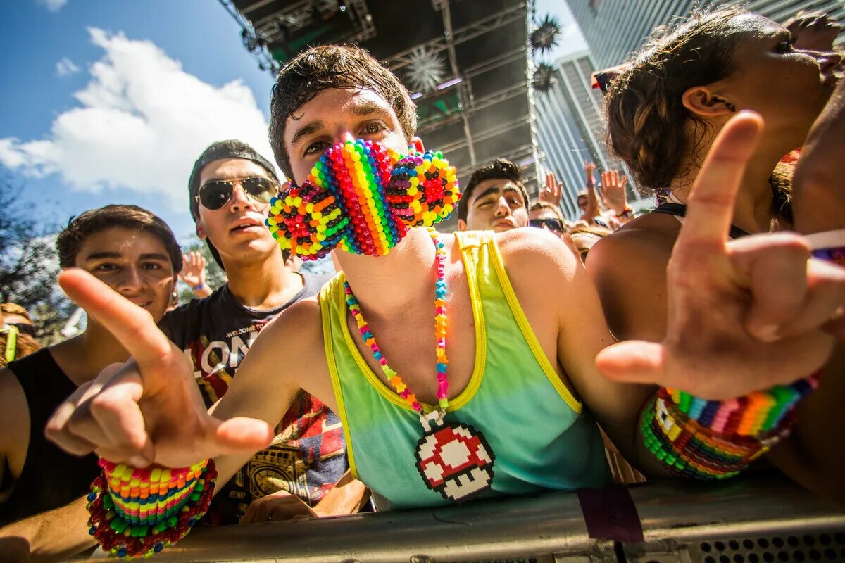 Рейверы субкультура одежда. Ravers субкультура. Вечеринка субкультур. Рейверы субкультура. Rave субкультура.