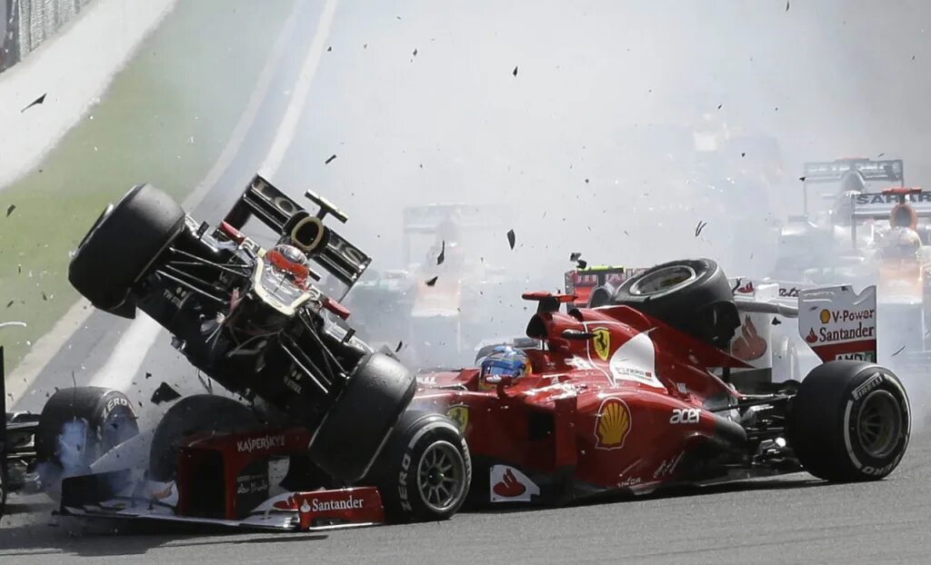 Формула 1 50. Заубер ф1. Formula f1. F1 Ferrari crash. F1 2011 Hamilton.