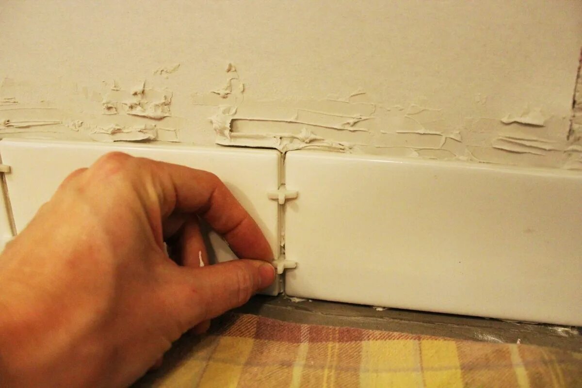 Крестики между плитками. Стык керамогранита стен и пол. Для зазоров плитки. Между ванной и стеной. Пр мыкание плитки к ванной.