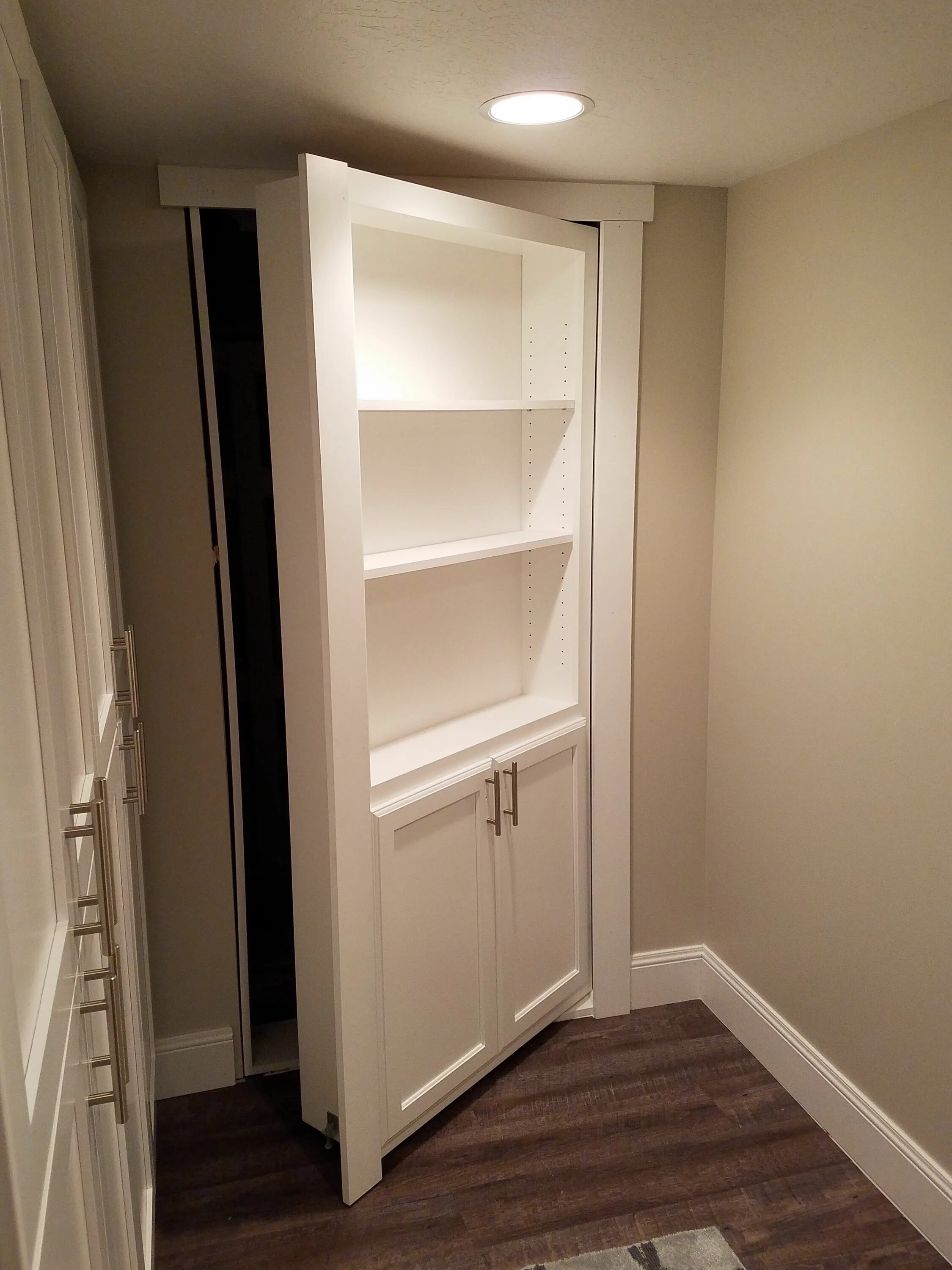 Потайная дверь шкаф. Потайная дверь в гардеробную. Шкаф-дверь для скрытия комнаты. Двери в гардеробную.