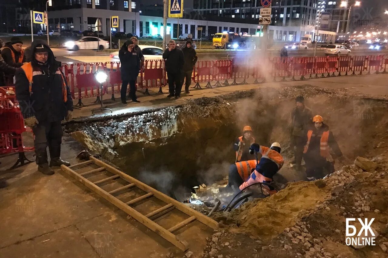 Прорыв трубы. Прорыв теплотрассы. Прорыв водопровода. Прорвало трубу фото. К чему снится прорвало воду