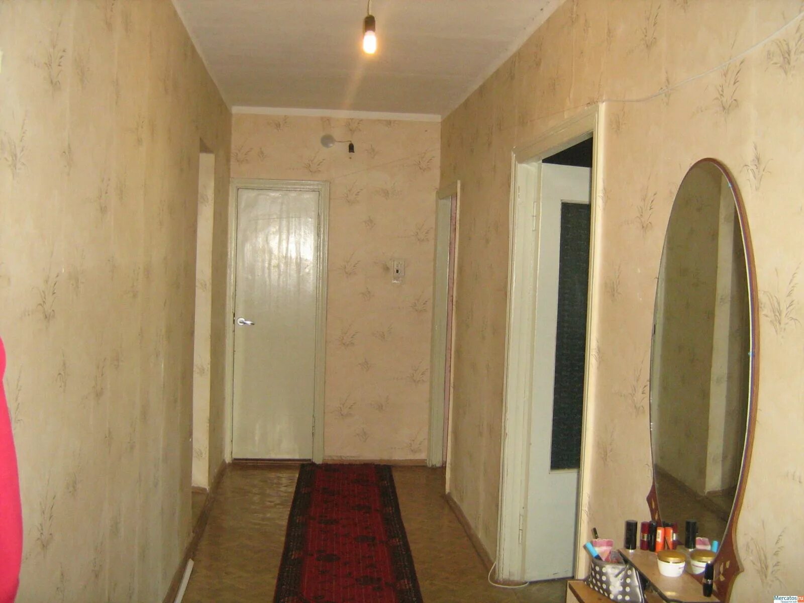 комнаты с обычным ремонтом и лоджией. брежневка без ремонта. 2 комнатная хрущевка без ремонта. однокомнатная квартира брежневки. квартира без ремонта 2к.