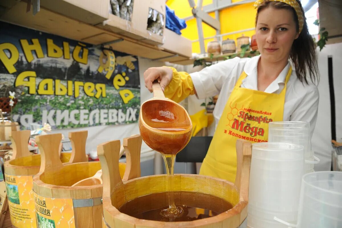 Где ярмарка меда. Ярмарка меда в Коломенском в 2023 году. Коломенская ярмарка меда. Выставка меда. Медовая ярмарка в Коломенском.