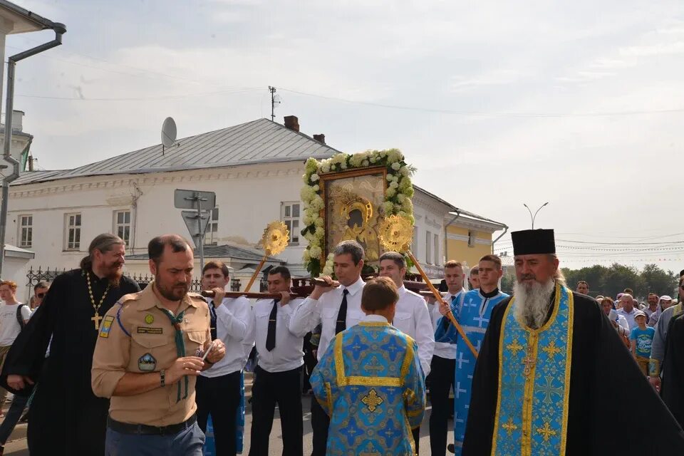 Крестный ход в костроме 29 августа. Костромской кремль колокола. Ипатьевский монастырь кострома колокола. Кострома монастырь феодоровская икона. Крестный ход кострома 2022.
