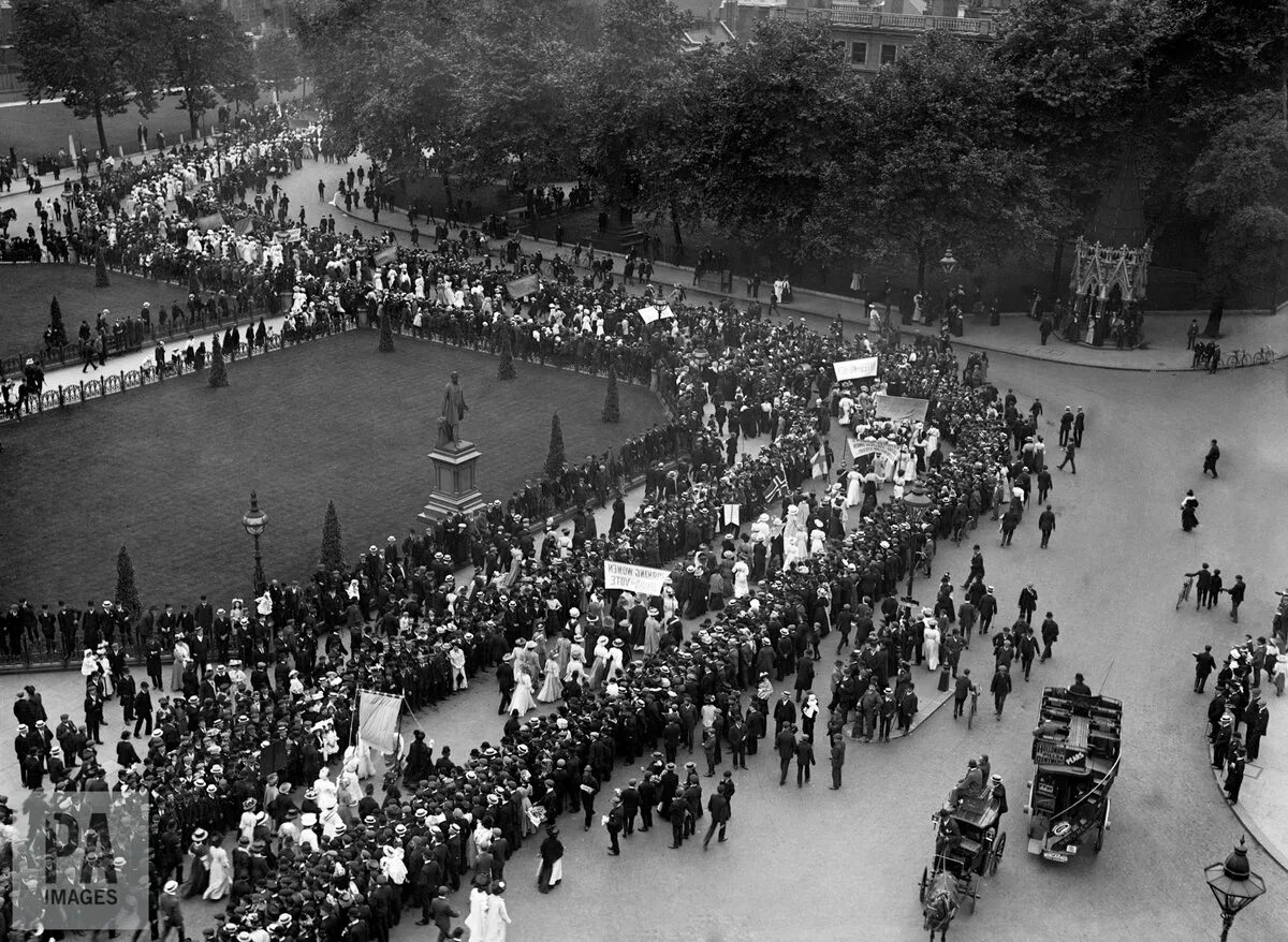 Суфражистки Англия 19-20 век. Суфражистки 19 20 века в Англии. Суфражистки 1908. Суфражистки 1913 марш. Что происходило в начале 20 века