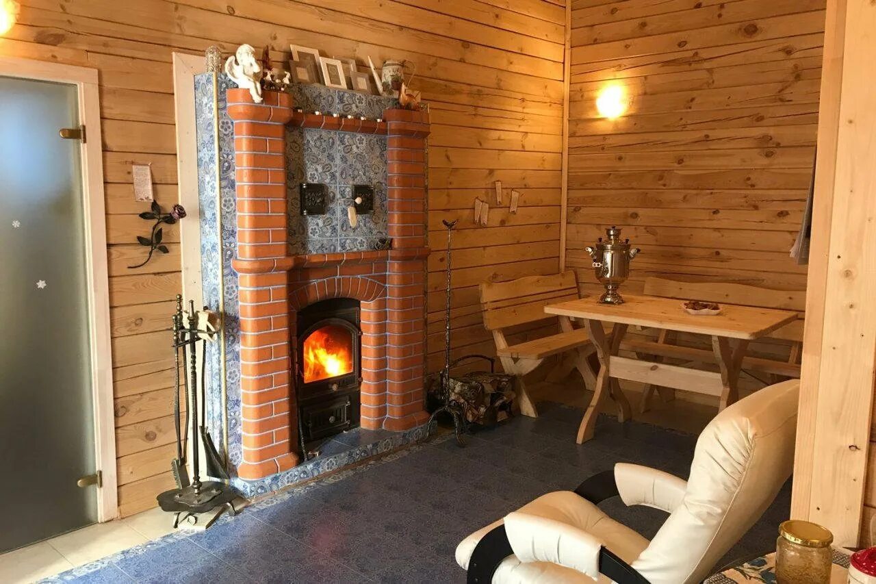 Печь в деревянном доме. Отделка печки в бане. Камин в интерьере. Камин на даче. Чугунная печка в интерьере.