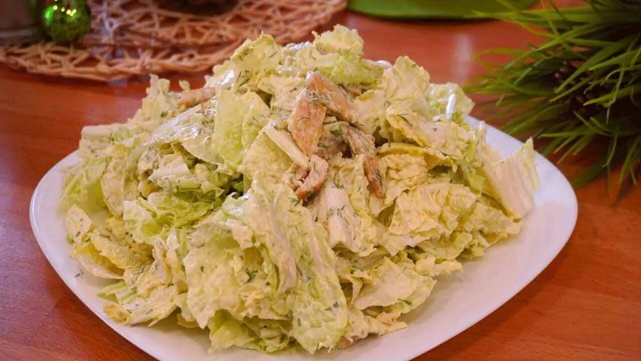 Салат из куриной грудки и пекинской капусты. Салат пекинский с курицей. салат с пекинской капустой и куриной грудкой. салат с копчёной курицей и пекинской капустой.