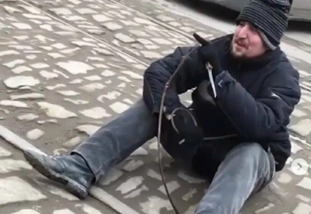 Освободил ножом. В ростове на дону мужчина с ножом. В ростове на дону мужчина с ножом. В ростове на дону мужчина с ножом. Фото красивый парень с ножом.