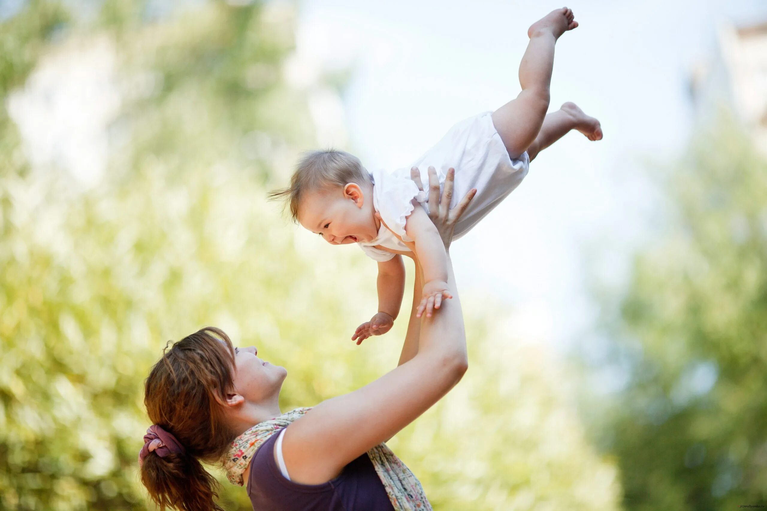 Mom and child. Радостные дети. Мать с ребенком. Мама с ребёнком на руках. Женщина с ребенком.