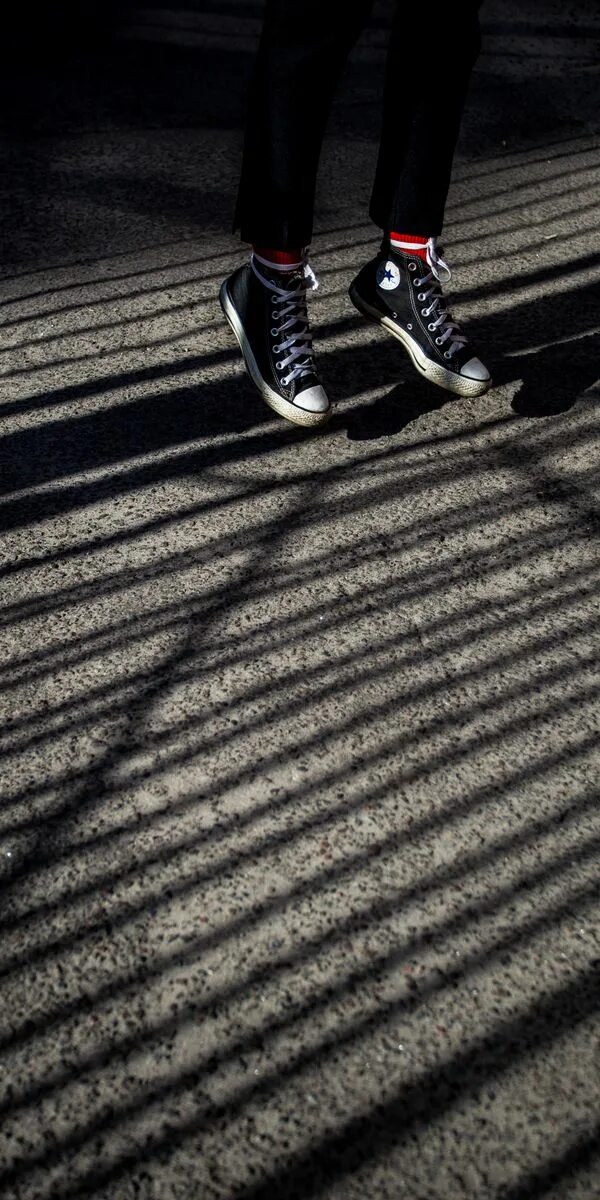 Dark legs. Dark legs australian gold. Australian gold усилитель загара. Тень девушки на каблуках. Женщина и ее тень.