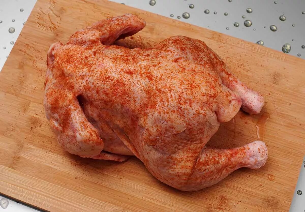 Как сделать корочку на курице. Курица целиком. Курица в духовке с корочкой. Курица в духовке целиком с хрустящей корочкой. Курицы в духовке целиком с корочкой.