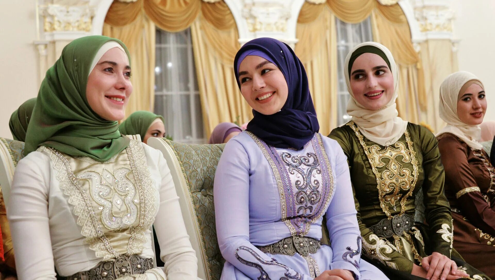 Можно иметь несколько жен. Полигамия многожёнство мусульман. Можно иметь несколько жен. Многоженство у мусульман. Дубай шейх многоженство.