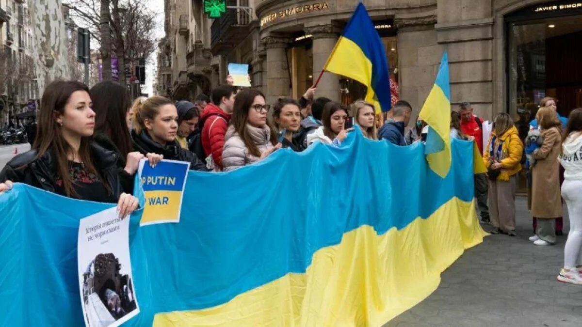 Митинги в поддержку украины. Манифестация в Барселоне. Украинцы в Барселоне. Украинцы хохлы.