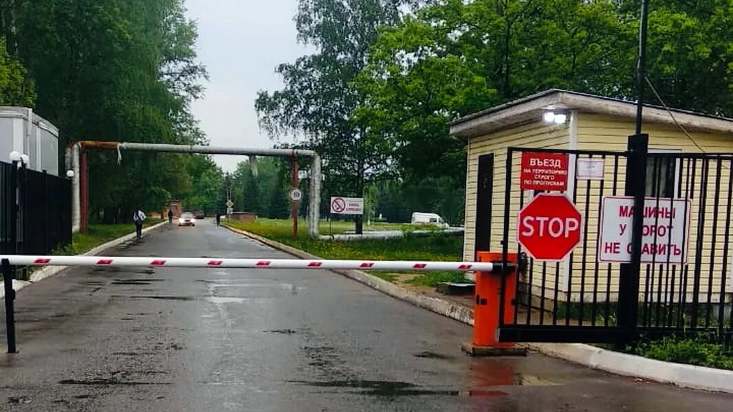 Въездная группа в коттеджный поселок. Шлагбаум на въезде. Въезд на территорию. Парк воинской части. Кпп дитятки милиция.