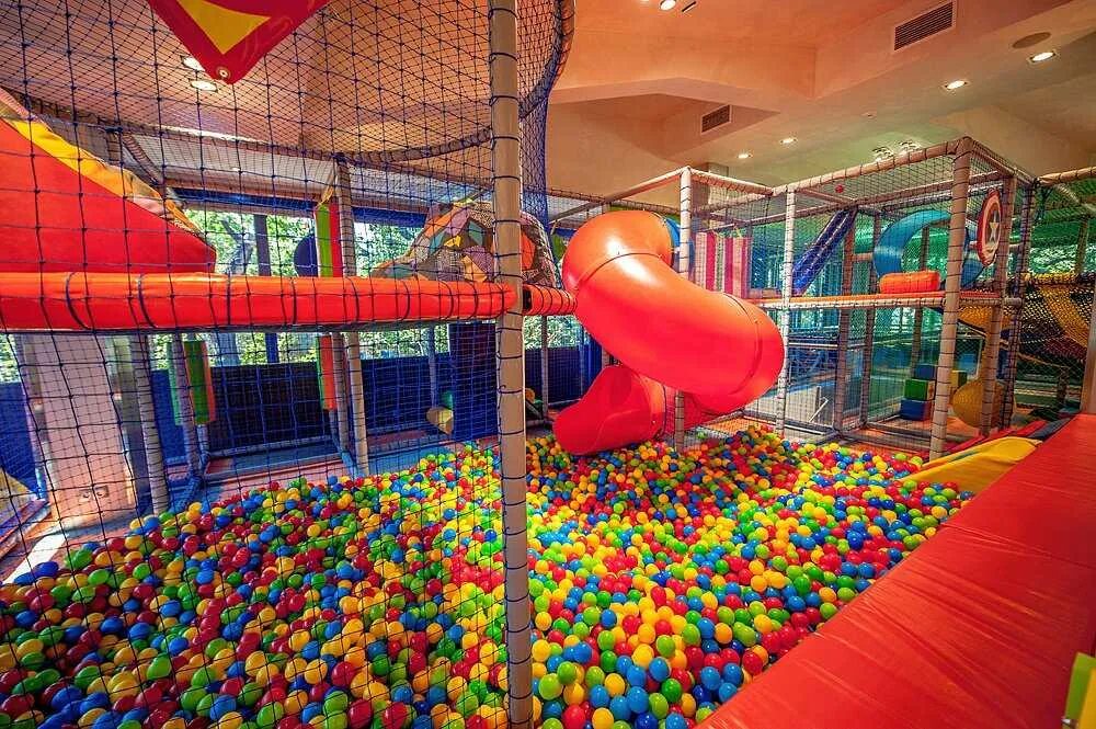 Детский кафе с игровыми площадками. Грозный гранд парк детский развлекательный центр. Игровое кафе. Игровой центр парк. Атриум развлечения для детей.