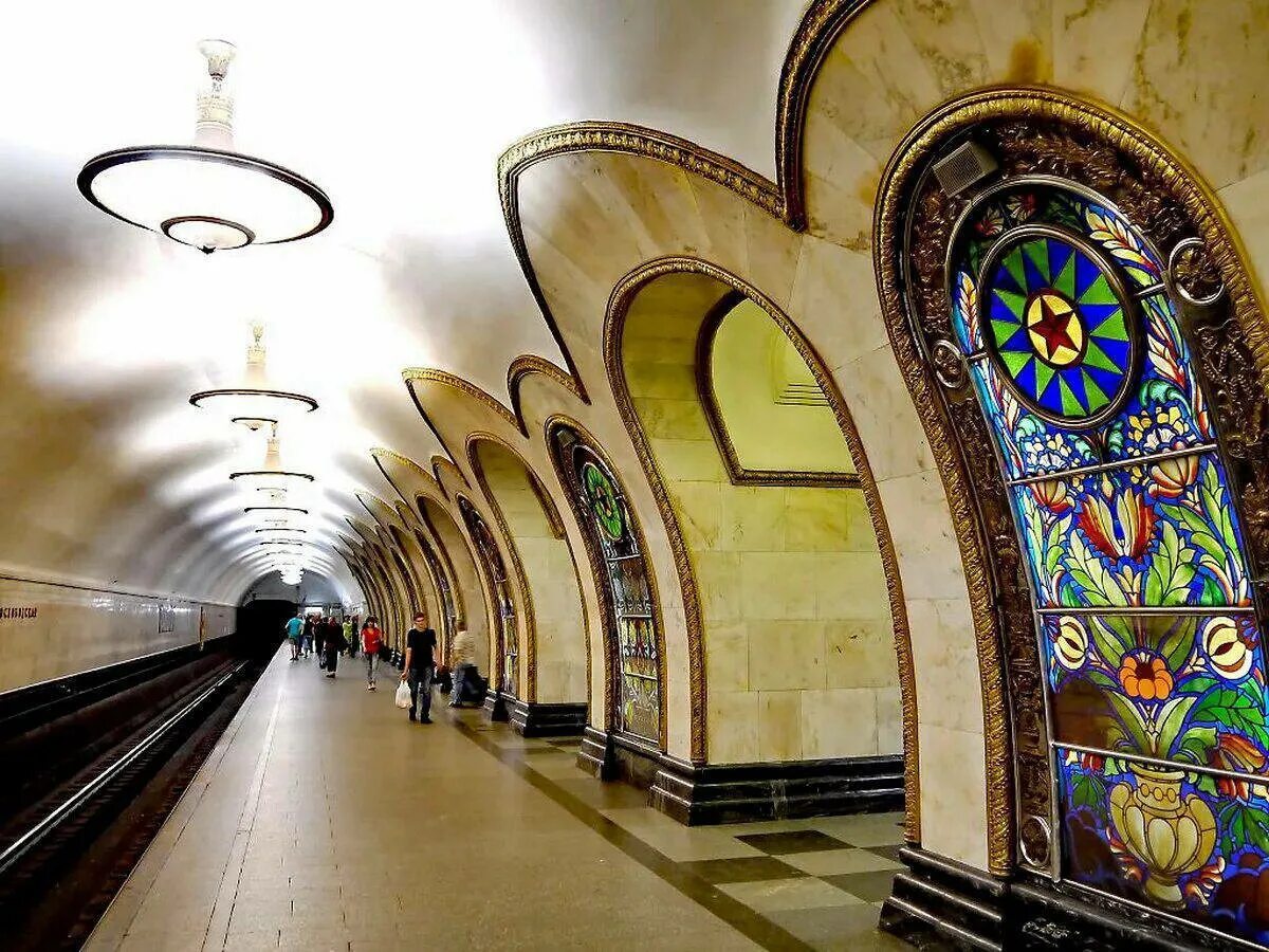Метротур. Московский метрополитен Московский. Станции Московского метрополитена. Новослободская станция метро Москва. Станция метро Новослободская Московского метрополитена.