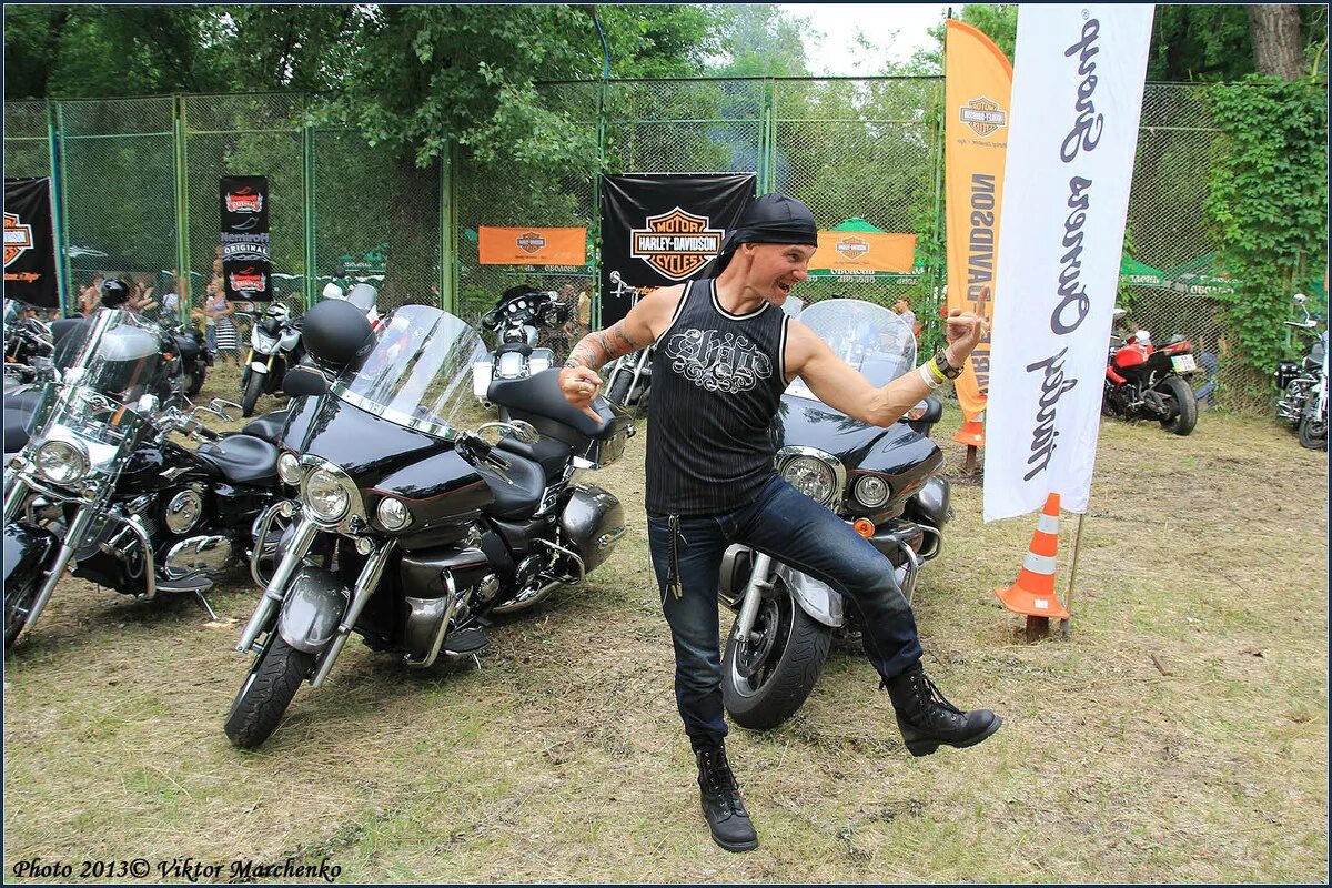 танцующий байкер. байкер танцы. байкеры танцуют. танец из байкеров. байкеры танцуют.