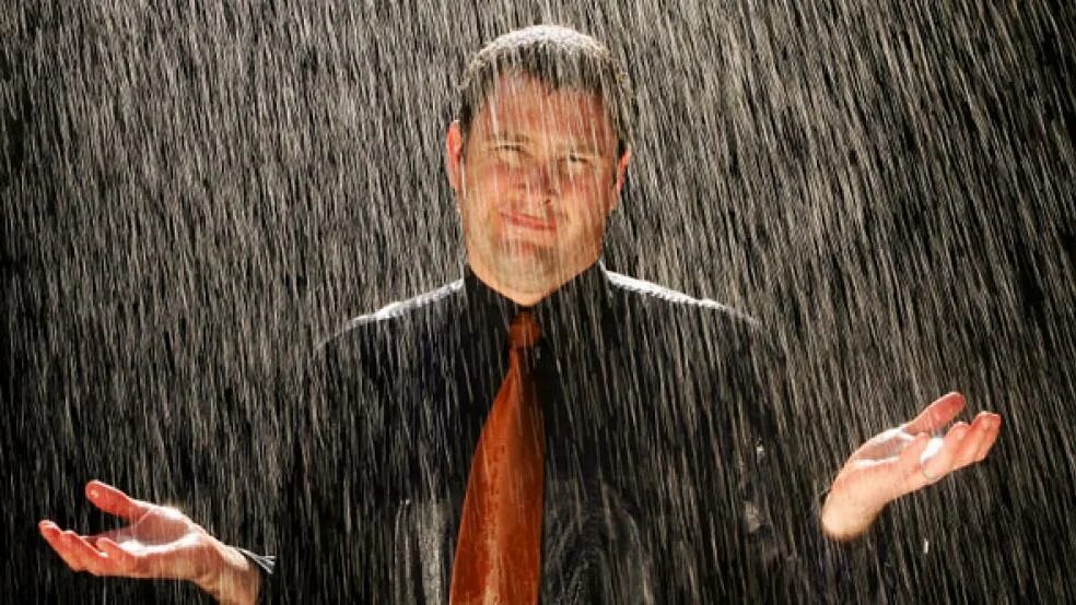 Вымок до нитки. Парень промокший под дождем. Мокрый человек. Человек в костюме под дождем.