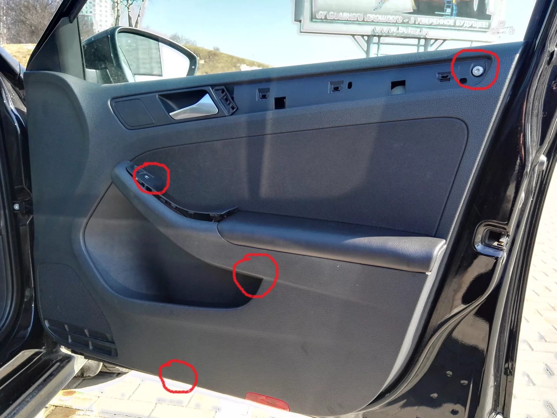 Устранение дребезга пассажирской двери (снятие обшивки) - Volkswagen Jetta VI, 1
