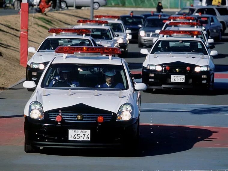 Авто из японии с 1 апреля. Полицейская Мазда 3 Японии. Японские полицейские машины. Полицейские авто Японии. Японская полиция авто.