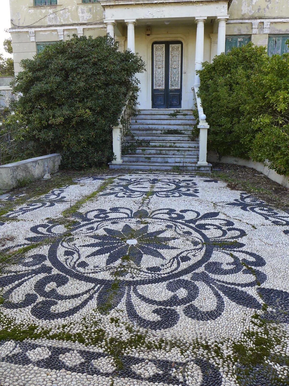Мозаичный сад в Лиссабоне. Мощение в мавританском стиле. Мозаичные дорожки из гальки. Мозаика в ландшафте. Мозаичные дома