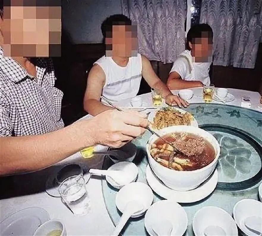 В китае ели детей. В китае ели детей. Ребенок кушает китайскими палочками. Еда в китае в школе. Китаянка с палочками для еды.