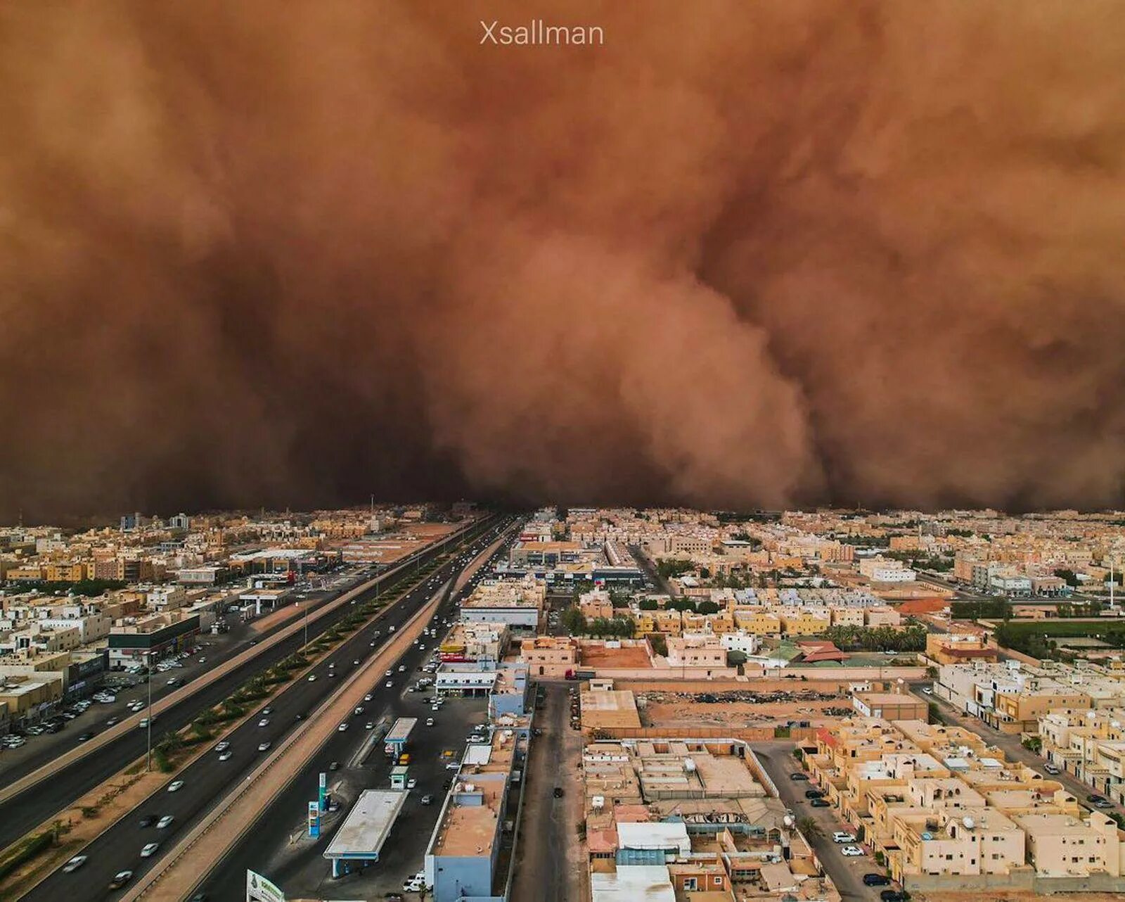 Пыльный город где то. Самум Песчаная буря. Песчаная буря в Египте. Песчаная буря Хабуб. Хабуб пыльная буря.