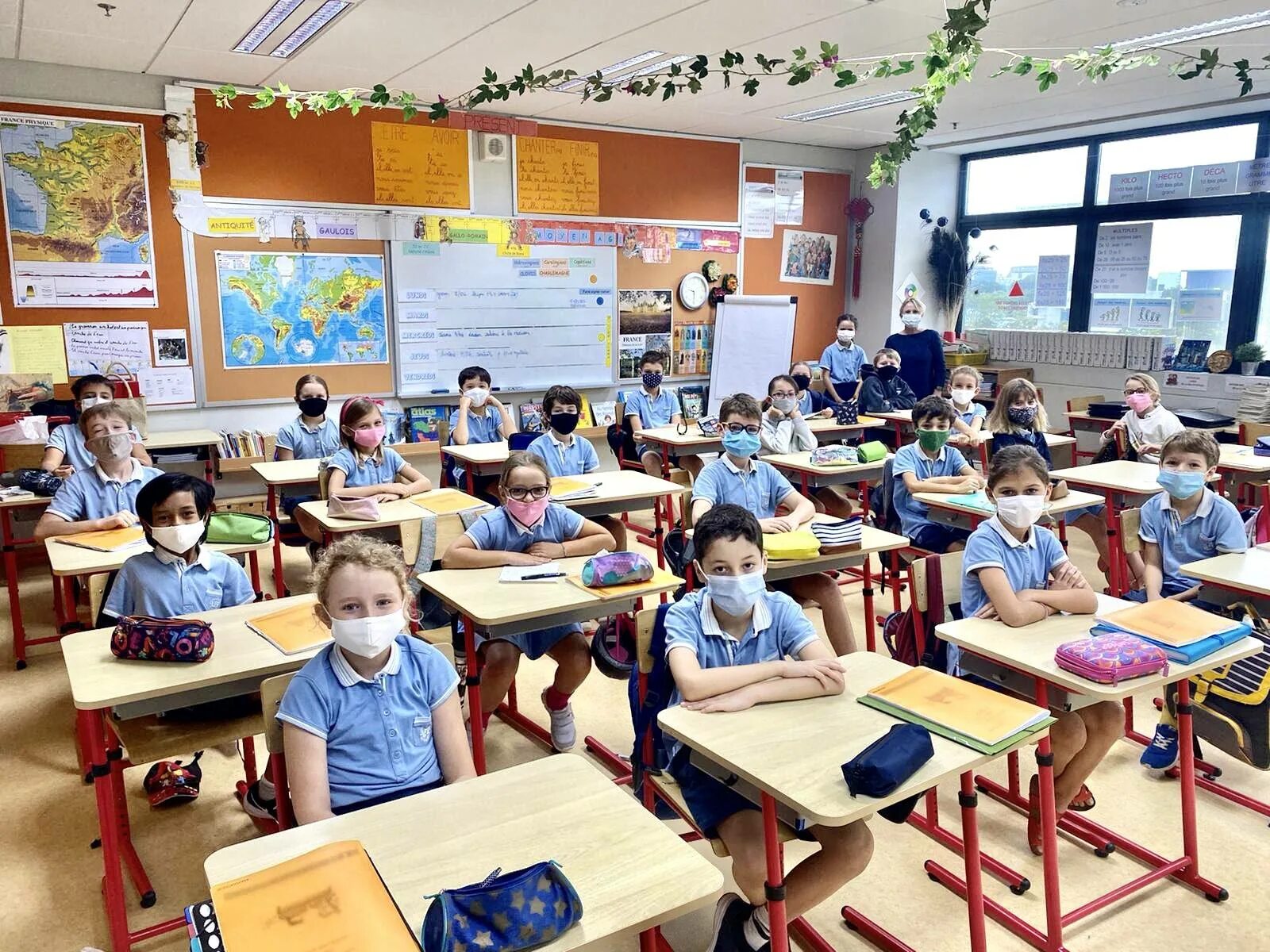 Много школ переводить. Школа в Сингапуре. Salle de classe в колледже. Экзамены Сингапур школа. Kingston International School in Singapore.