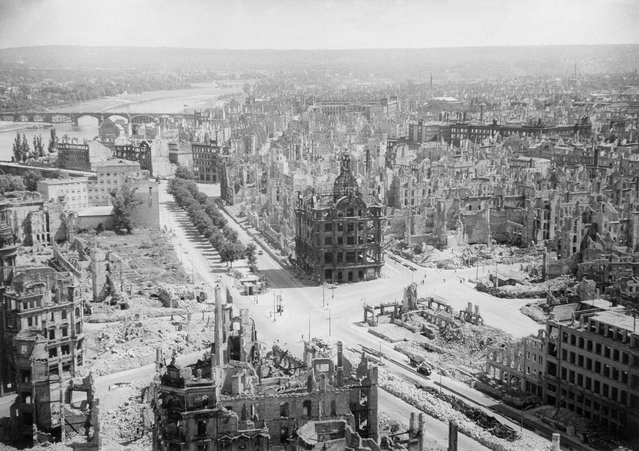 Германия после 1945. Дрезден после бомбежки 1945 год. Дрезден после бомбардировки 1945. Дрезден 2 мировая.