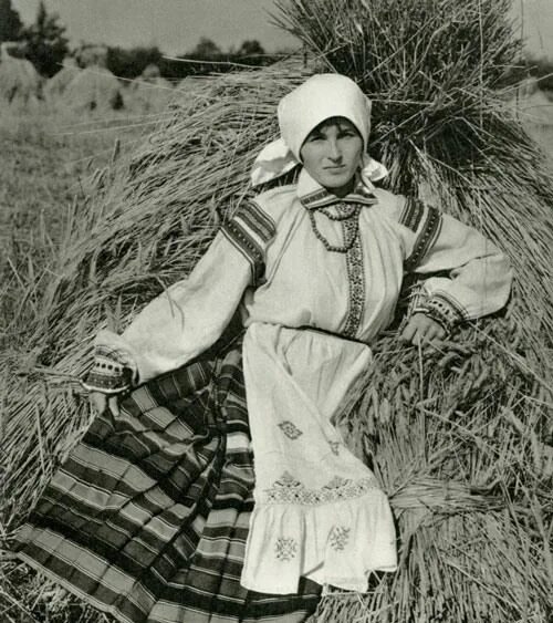 Белорусский народный костюм в русской живописи фото Душенька с самоваром, автор Долгая Ольга (Dolgaya Olga),Год создания: 1999 техни
