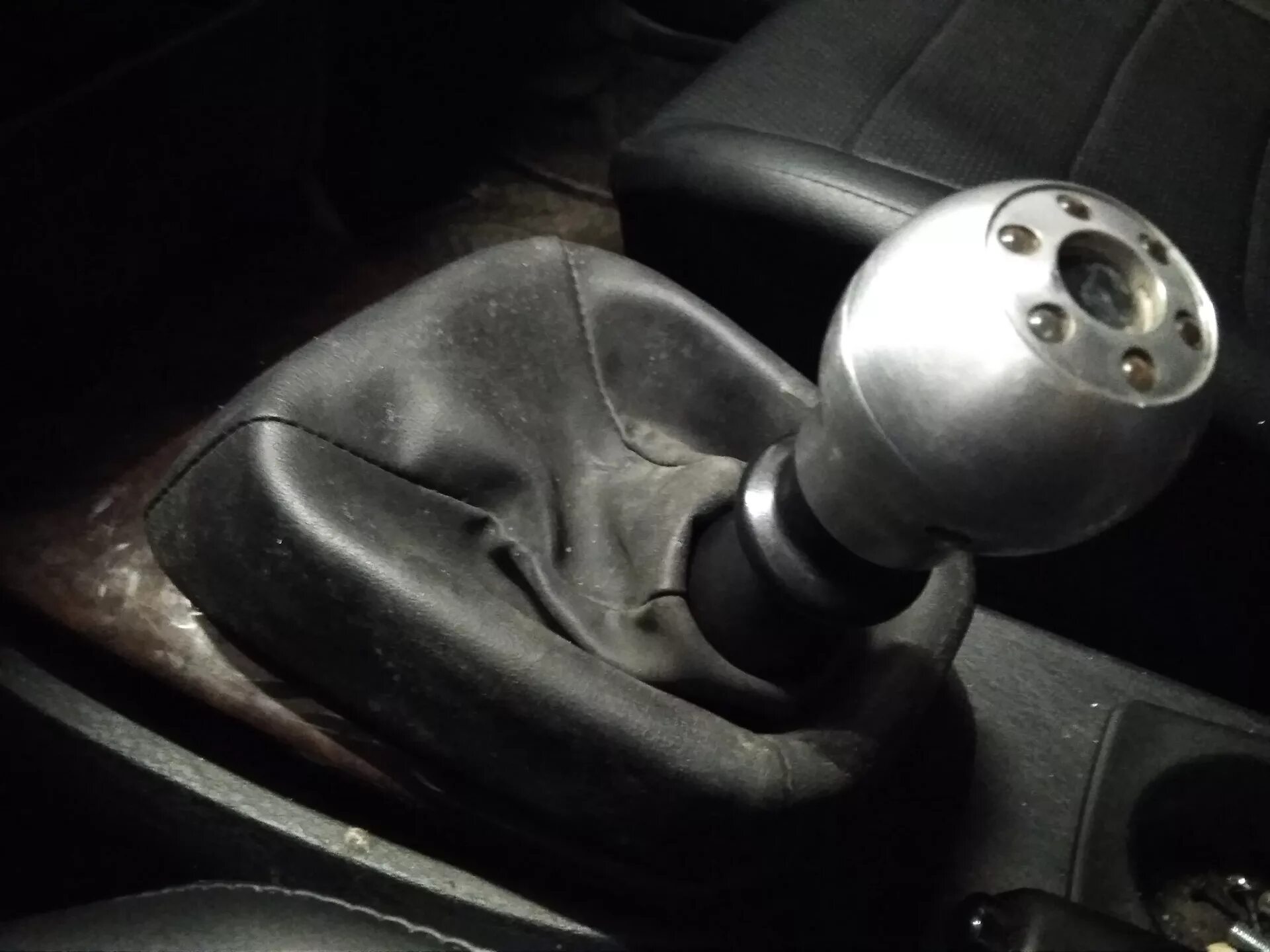 Чехол рукоятки кпп - Mitsubishi Carisma, 1,6 л, 1999 года стайлинг DRIVE2