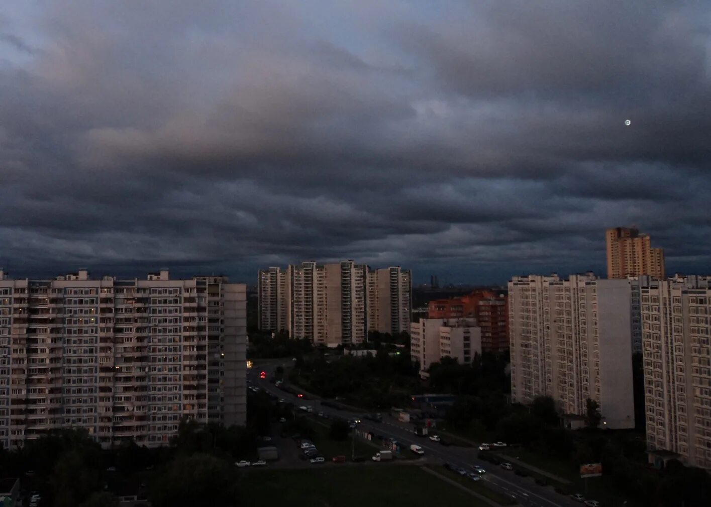 Погода 6 вечером. Спальный район. Пасмурный город. Пасмурный вид из окна. Вид из окна Россия пасмурно.