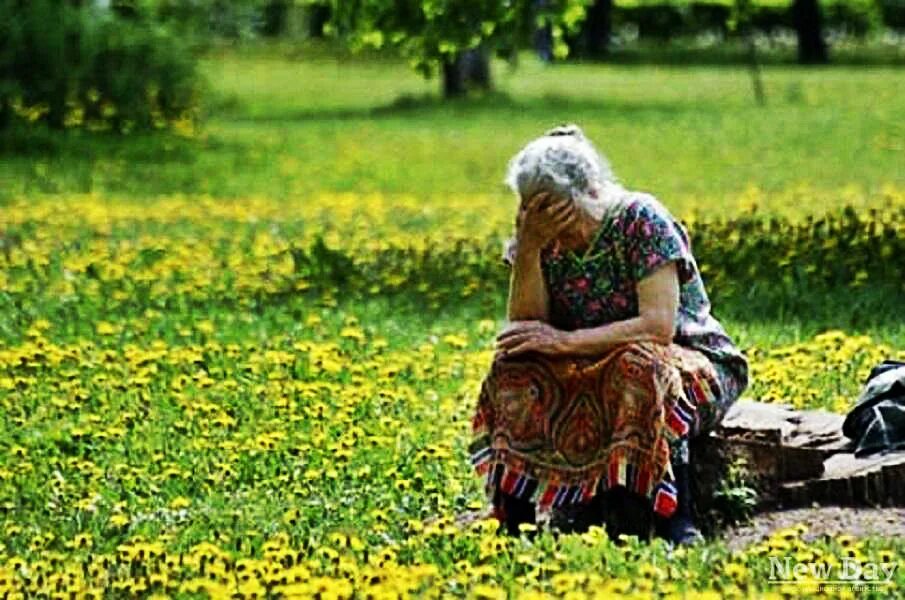Поет бабушка в доме престарелых. Бабка 98 лет. Бабушка в поле. Деревенская старушка. Бабушка 100 лет.