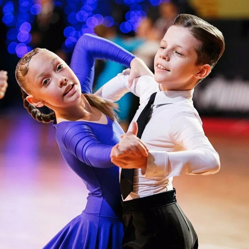 Занятия в хореографической студии. Куда можно записаться на танцы. Спортивные бальные танцы дети. Классический танец. Танцевальная школа для детей.