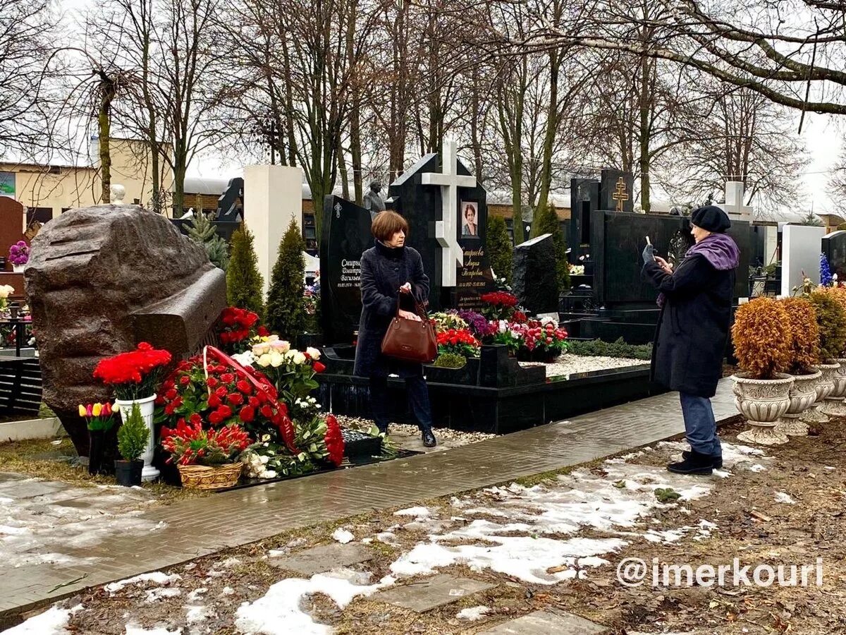 Могила Немцова 2022. Немцов могила Троекуровское кладбище.