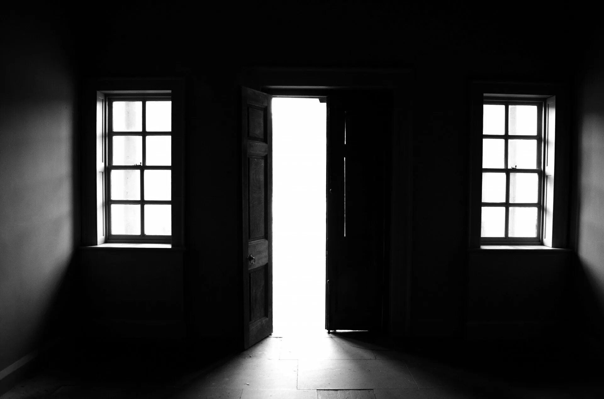 Темная комната с окном. Темная комната. Открытая дверь. Дверь в темную комнату.