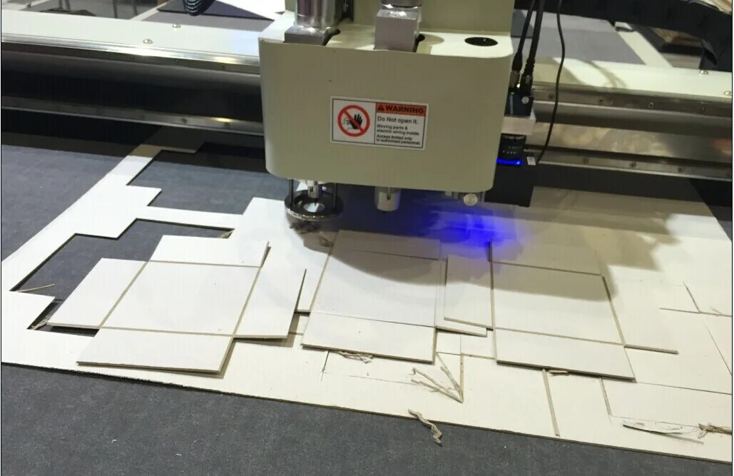 плоттерная резка картона. плоттерная резка картона. картон на лазерном станке. коробки плоттерная резка. плоттерная резка картона.