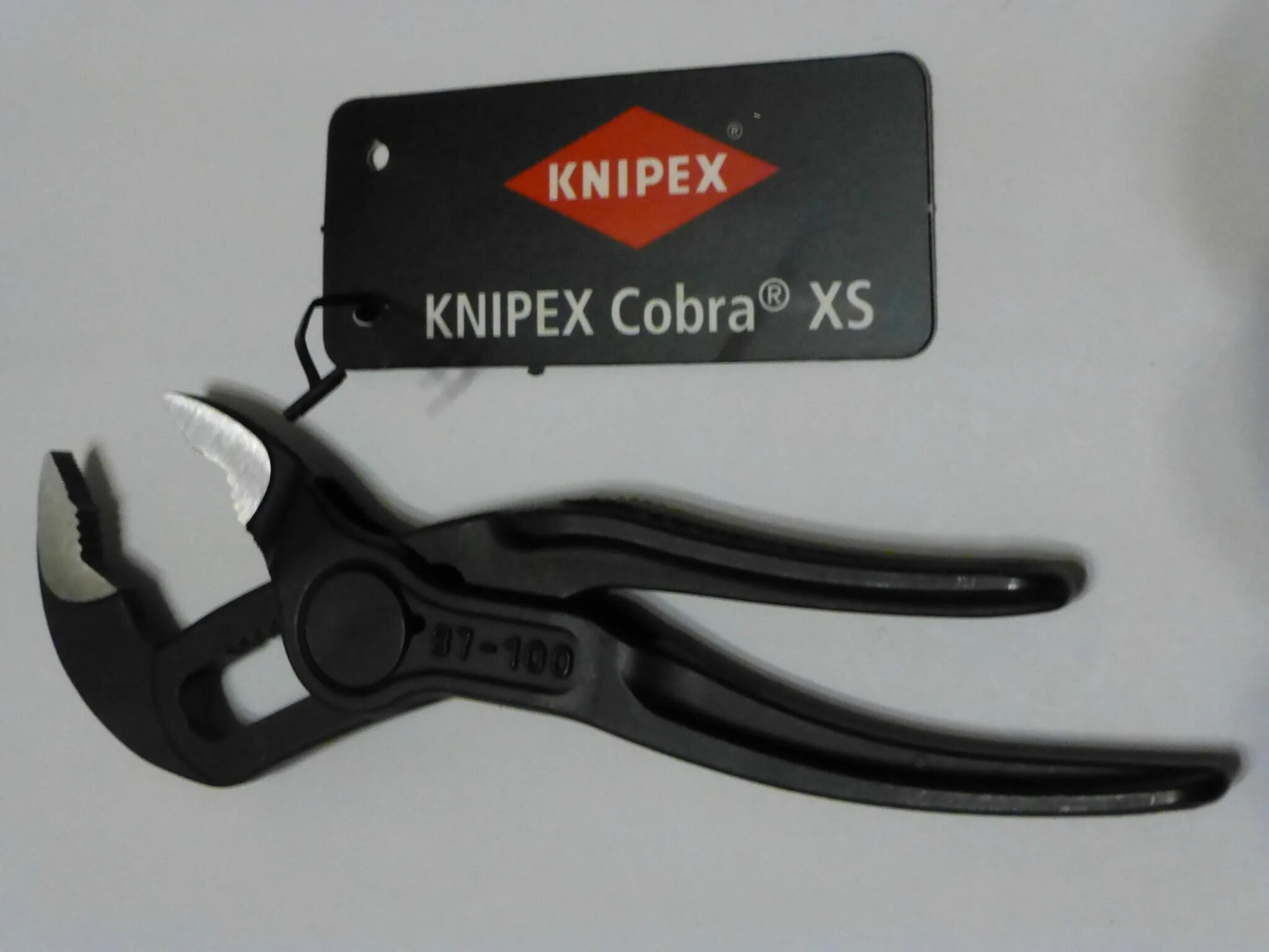 Knipex cobra 100. Клещи сантехнические Knipex KN-8700100. Клещи переставные Knipex KN-8700100 Cobra® XS, 28 мм (1"), 100 мм. Knipex Cobra XS. Knipex Cobra XS сантехнические переставные клещи с фиксатором KN-8700100.