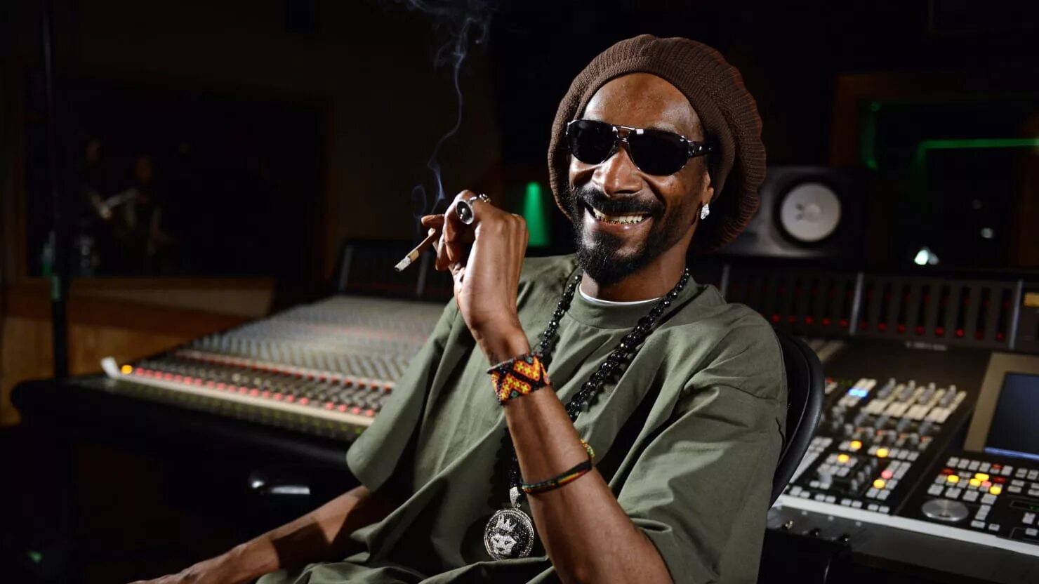 Хип хоп музыка популярные. Snoop Dogg. Студия звукозаписи снуп дог. Рэпер снуп дог. Снуп дог курит.