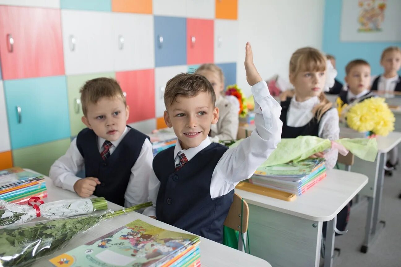 Дети в школе первый класс. Школа первый класс. Школа первоклассника. Первый класс 2021.