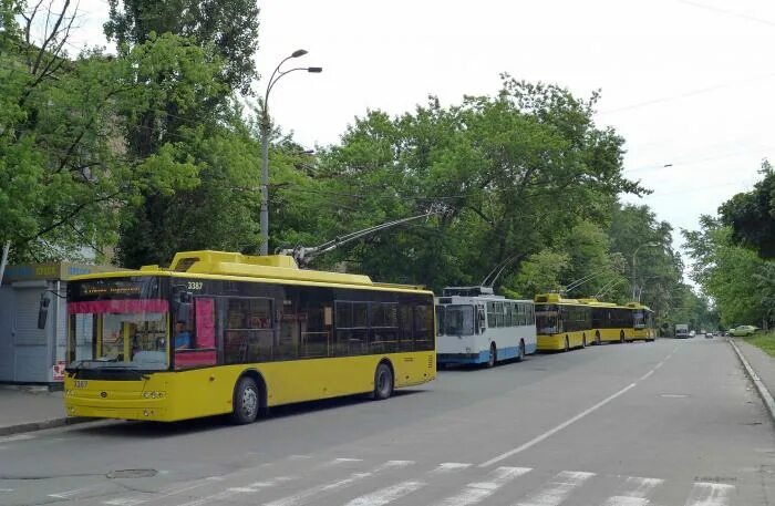 Троллейбусная остановка. Конечная остановка троллейбуса. Троллейбус Киев 7. Украина. Конечная остановка троллейбуса.