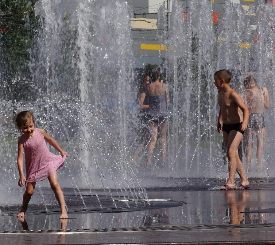 В городе сухо в городе жара слушать. Люди у фонтана. Жара в городе. Жара в москве. Люди у фонтана.