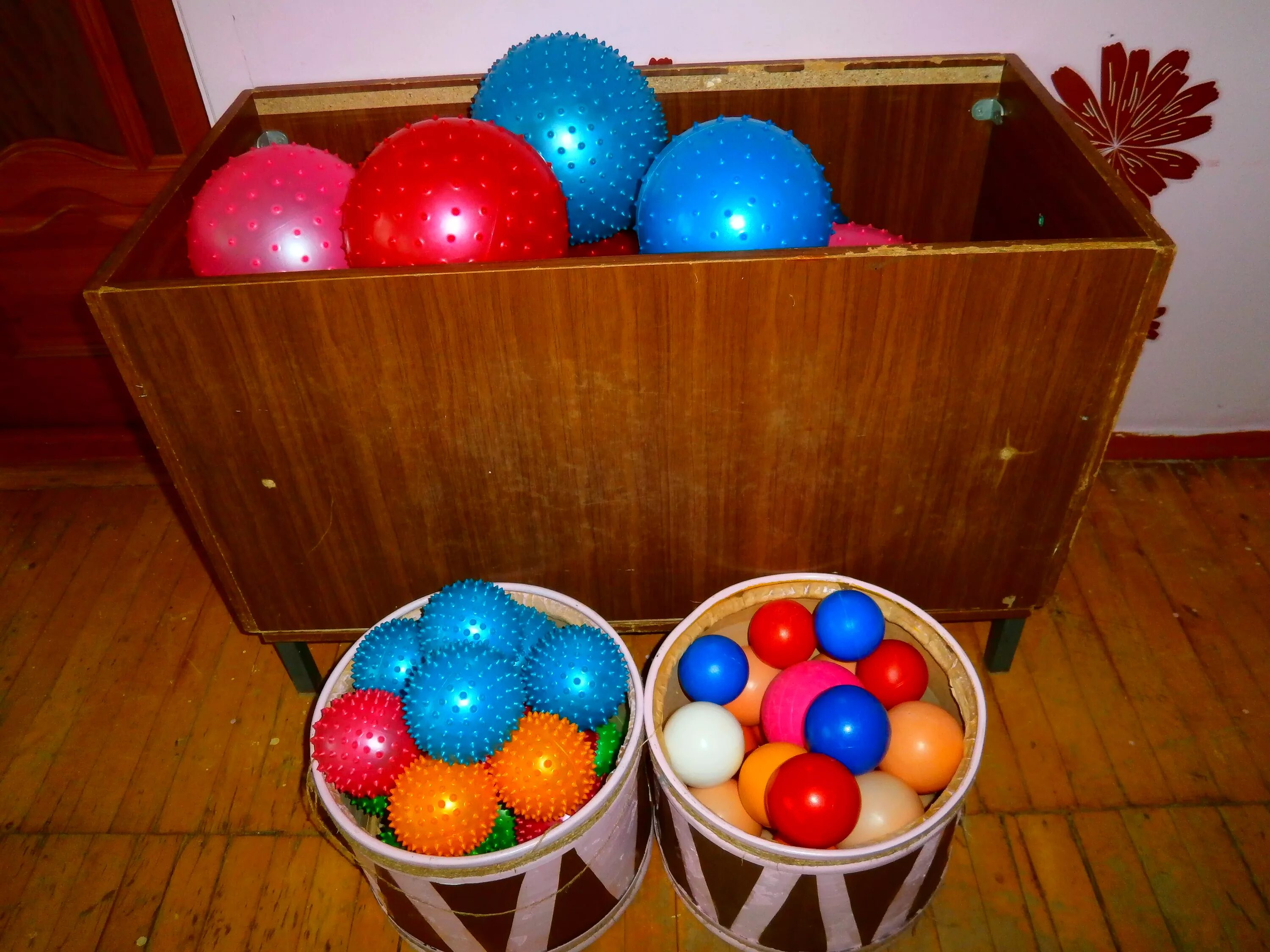 стеллаж для мячей в спортзале. стеллаж для спортивного инвентаря. мячик в коробке. корзина для мячей передвижная gefest 75х75х105. мячик ящик.