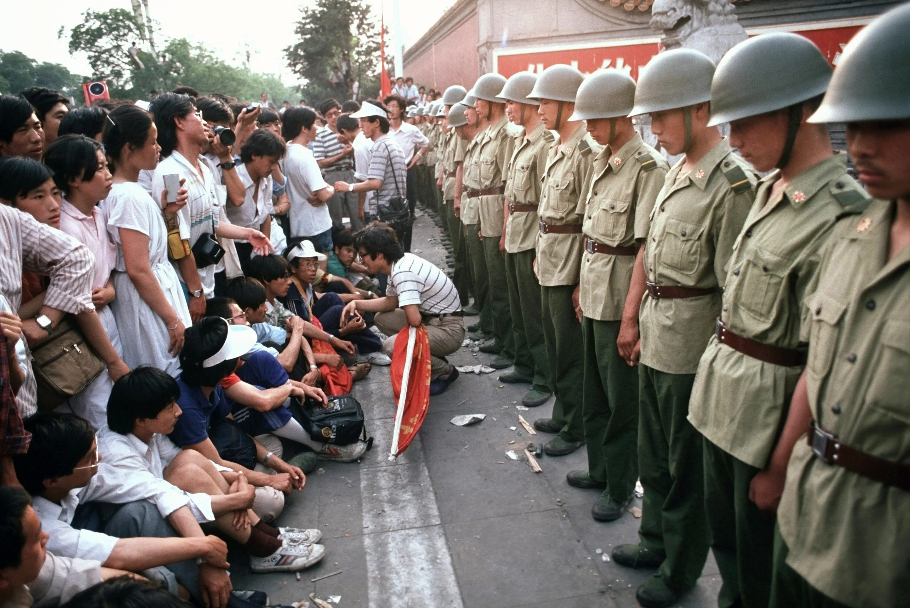События на площади тяньаньмэнь. Площадь тяньаньмэнь 1989. события на площади тяньаньмэнь в 1989 году. площадь тянь ань мынь 1989.