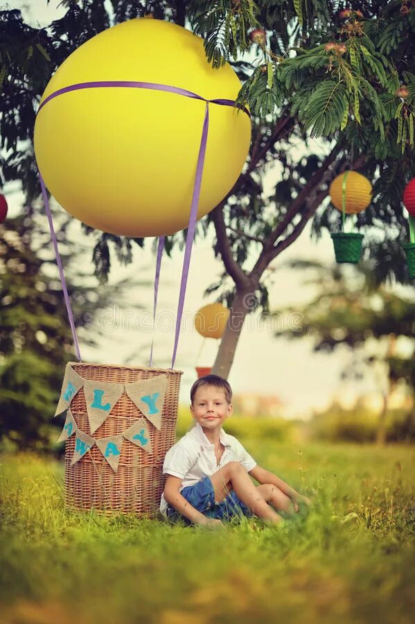 Корзина для фотосессии с воздушными шарами. Фотосессия с воздушным шаром детская. Фотозона воздушный шар с корзиной. Детская фотосессия с воздушным шаром с корзиной. Детский фотопроект с воздушным шаром.